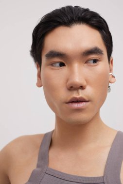 Kulak delen yakışıklı bir adamın stüdyo portresi