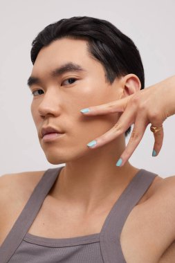 Kulak delen yakışıklı bir adamın stüdyo portresi