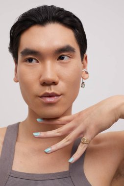 Kulak delen yakışıklı bir adamın stüdyo portresi