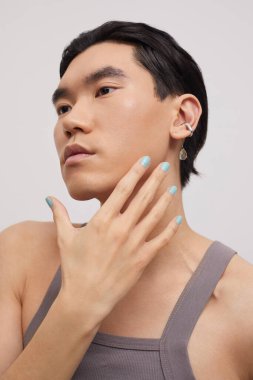 Kulak delen yakışıklı bir adamın stüdyo portresi