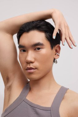 Kulak delen yakışıklı bir adamın stüdyo portresi