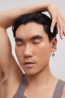 Kulak delen yakışıklı bir adamın stüdyo portresi