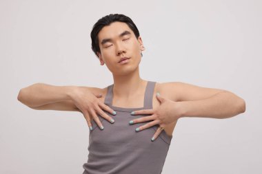 Kulak delen yakışıklı bir adamın stüdyo portresi