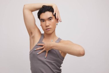 Kulak delen yakışıklı bir adamın stüdyo portresi