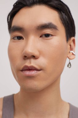 Kulak delen yakışıklı bir adamın stüdyo portresi