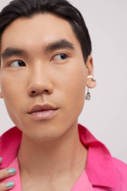 Kulak delen yakışıklı bir adamın stüdyo portresi