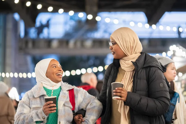 Sıcak kakao içen genç kadın turistler