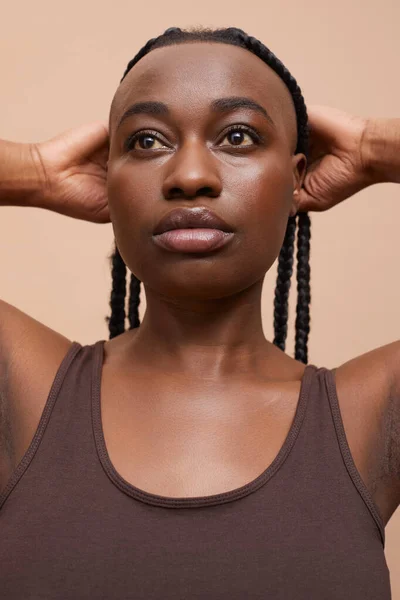 Mohawk saçlı güzel bir kadının portresi.