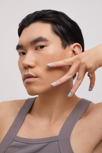 Kulak delen yakışıklı bir adamın stüdyo portresi