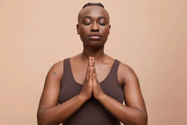 Mohawk saçlı güzel bir kadının portresi.