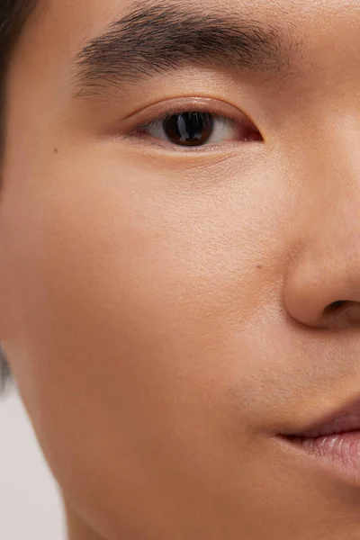 Yakışıklı bir adamın yakın portresi.