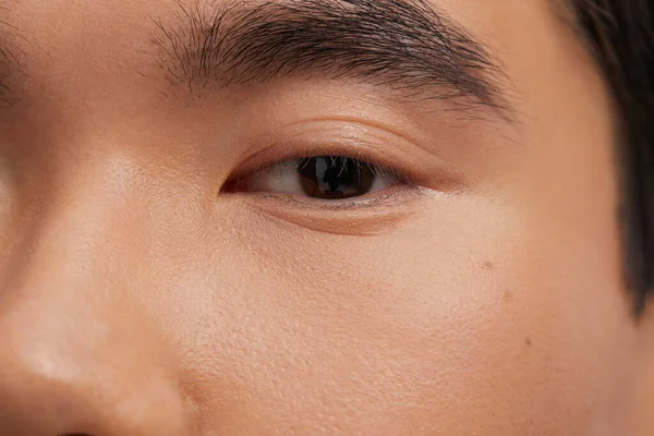 Yakışıklı bir adamın yakın portresi.