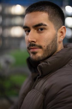 Dışarıdaki genç adamın portresi.
