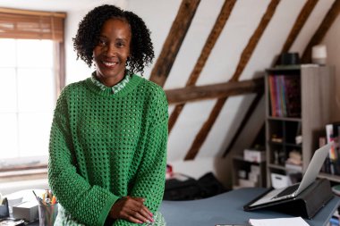 Ofiste gülümseyen iş kadınının portresi