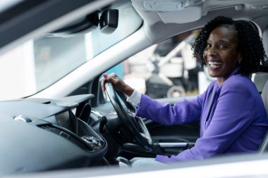 Araba süren gülümseyen kadın portresi