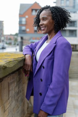 Şehir Manzaralı arayan düşünceli kadın