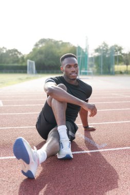 Sporda antrenmandan önce bacaklarımı esnetiyorum.