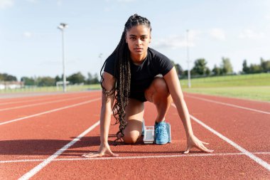 Stadyumda koşmaya hazırlanan bayan sporcu
