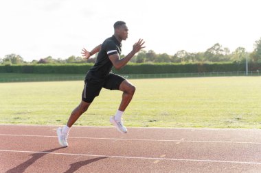 Koşu parkurunda koşan bir sporcu