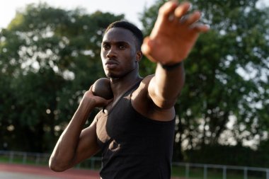 Atışa hazırlanan golf sopası portresi