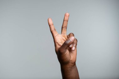 Stüdyoda barış işareti var. Kapatın.