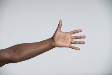 Stüdyoda elini açık tutan adam, kapat.