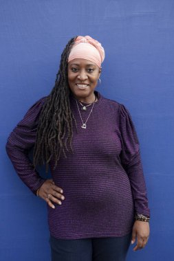 Sarıklı güzel bir kadının portresi.