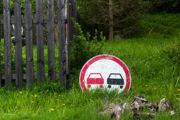 Panneau routier, aucun dépassement interdit, se trouve dans l'herbe, concept l'absorption par nature de la civilisation des personnes — Photo