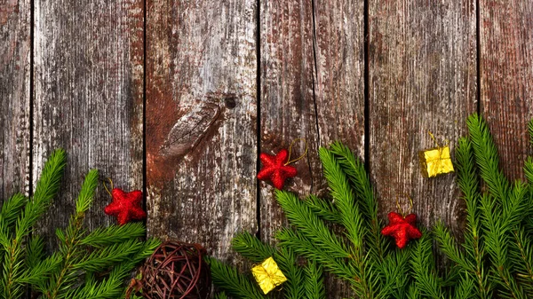 Weihnachten Hintergrund für Grußkarte. Tannenzweige auf Holzgrund. — Stockfoto