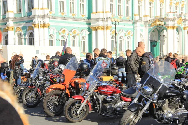 Encerramento da temporada de motocicletas por motociclistas da cidade.Há milhares de motociclistas em motocicletas na cidade Fotos De Bancos De Imagens