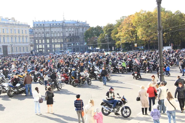 Encerramento da temporada de motocicletas por motociclistas da cidade.Há milhares de motociclistas em motocicletas na cidade Fotos De Bancos De Imagens Sem Royalties