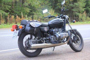 Motosiklet sezonu kapanırken yolda bir motosiklet.