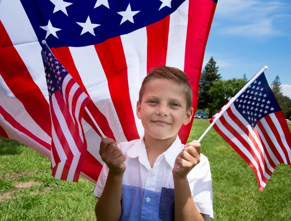 Bedårande liten pojke håller amerikanska flaggan utomhus vacker sommardag — Stockfoto