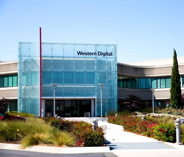 Milpitas, Ca, Usa - 21. května 2018: Budova úřadu pro Western Digital Corporation. WDC — Stock fotografie