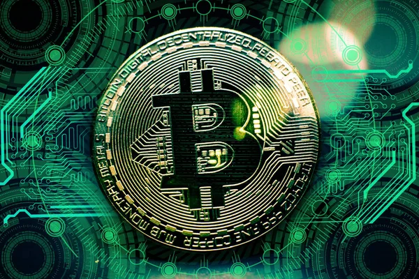 Bitcoin (Btc) cryptocurrency (kripto para birimi). Baskılı devre benzer bir dijital cyber yeşil siyah arka plan üzerine Bitcoin simgesiyle altın sikke