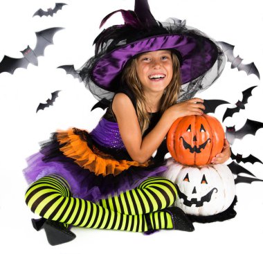 Cadılar Bayramı çocuklar, mutlu korkunç kız cadı, büyücü kabak yama ve Cadılar Bayramı partisi için halloween kılık giyinmiş