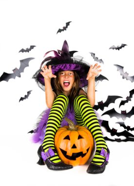 Cadılar Bayramı çocuklar, mutlu korkunç kız cadı, büyücü kabak yama ve Cadılar Bayramı partisi için halloween kılık giyinmiş