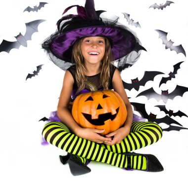 Cadılar Bayramı çocuklar, mutlu korkunç kız cadı, büyücü kabak yama ve Cadılar Bayramı partisi için halloween kılık giyinmiş