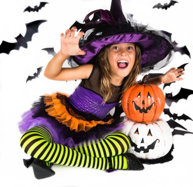 Cadılar Bayramı çocuklar, mutlu korkunç kız cadı, büyücü kabak yama ve Cadılar Bayramı partisi için halloween kılık giyinmiş