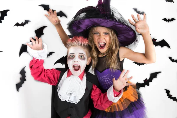 ハロウィーンの子供 幸せな怖い少女と少年魔女 魔術師 吸血鬼 ドラキュラ パンプキン パッチ ハロウィーン パーティーのためのハロウィーンの衣装に身を包んだ — ストック写真