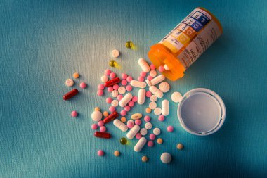 Mavi beyaz bir arka plan üzerinde yığın mix tedavisi ilaçlar, antidepresan, antibiyotik, ağrı kesici tablet hap kapsül 