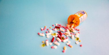 Mavi beyaz bir arka plan üzerinde yığın mix tedavisi ilaçlar, antidepresan, antibiyotik, ağrı kesici tablet hap kapsül 