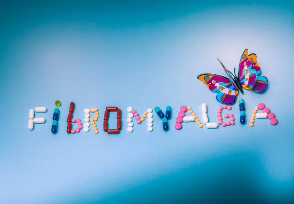 Cuvântul Fibromialgie Scris Medicamente Colorate Pastile Medicamente Tablete Capsule Fluture — Fotografie, imagine de stoc