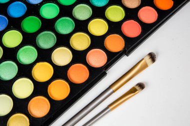 Çok renkli kozmetik makyaj paleti, Far Paleti, renkli doku, renk daireler, beyaz arka plan üzerinde izole yuvarlak gölgeler.