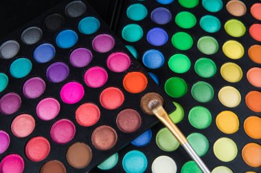 Çok renkli kozmetik makyaj paleti, Far Paleti, renkli doku, renk daireler, beyaz arka plan üzerinde izole yuvarlak gölgeler.