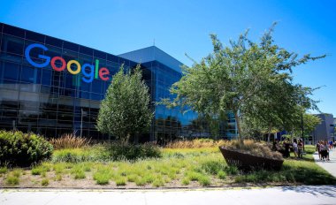 Mountain View, Ca/Amerika Birleşik Devletleri - 21 Mayıs 2018: Bina, Google ve ana şirket alfabe Inc Şirket Merkezi kompleksinin bir Googleplex dış görünümünü. 