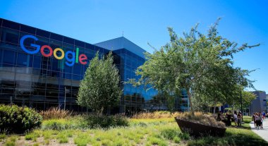 Mountain View, Ca/Amerika Birleşik Devletleri - 21 Mayıs 2018: Bina, Google ve ana şirket alfabe Inc Şirket Merkezi kompleksinin bir Googleplex dış görünümünü. 
