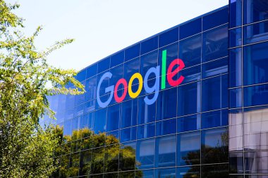 Mountain View, Ca/Amerika Birleşik Devletleri - 21 Mayıs 2018: Bina, Google ve ana şirket alfabe Inc Şirket Merkezi kompleksinin bir Googleplex dış görünümünü. 