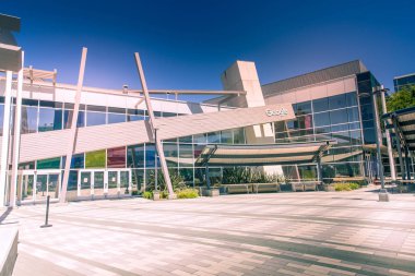 Mountain View, Ca/Amerika Birleşik Devletleri - 21 Mayıs 2018: Bina, Google ve ana şirket alfabe Inc Şirket Merkezi kompleksinin bir Googleplex dış görünümünü. 