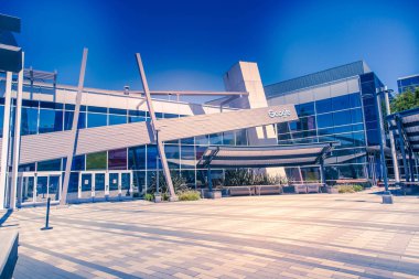 Mountain View, Ca/Amerika Birleşik Devletleri - 21 Mayıs 2018: Bina, Google ve ana şirket alfabe Inc Şirket Merkezi kompleksinin bir Googleplex dış görünümünü. 